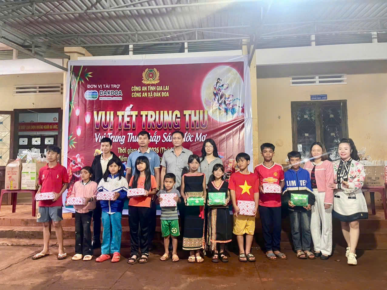 Shinec Gia Lai phối hợp Công an xã Đak Đoa tặng quà Trung thu cho thiếu nhi